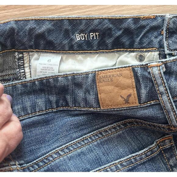 American Eagle Boy Fit Jeans Womens 6 Blue Faded Stretch Crop Straight 32x25 - Picture 4 of 6
